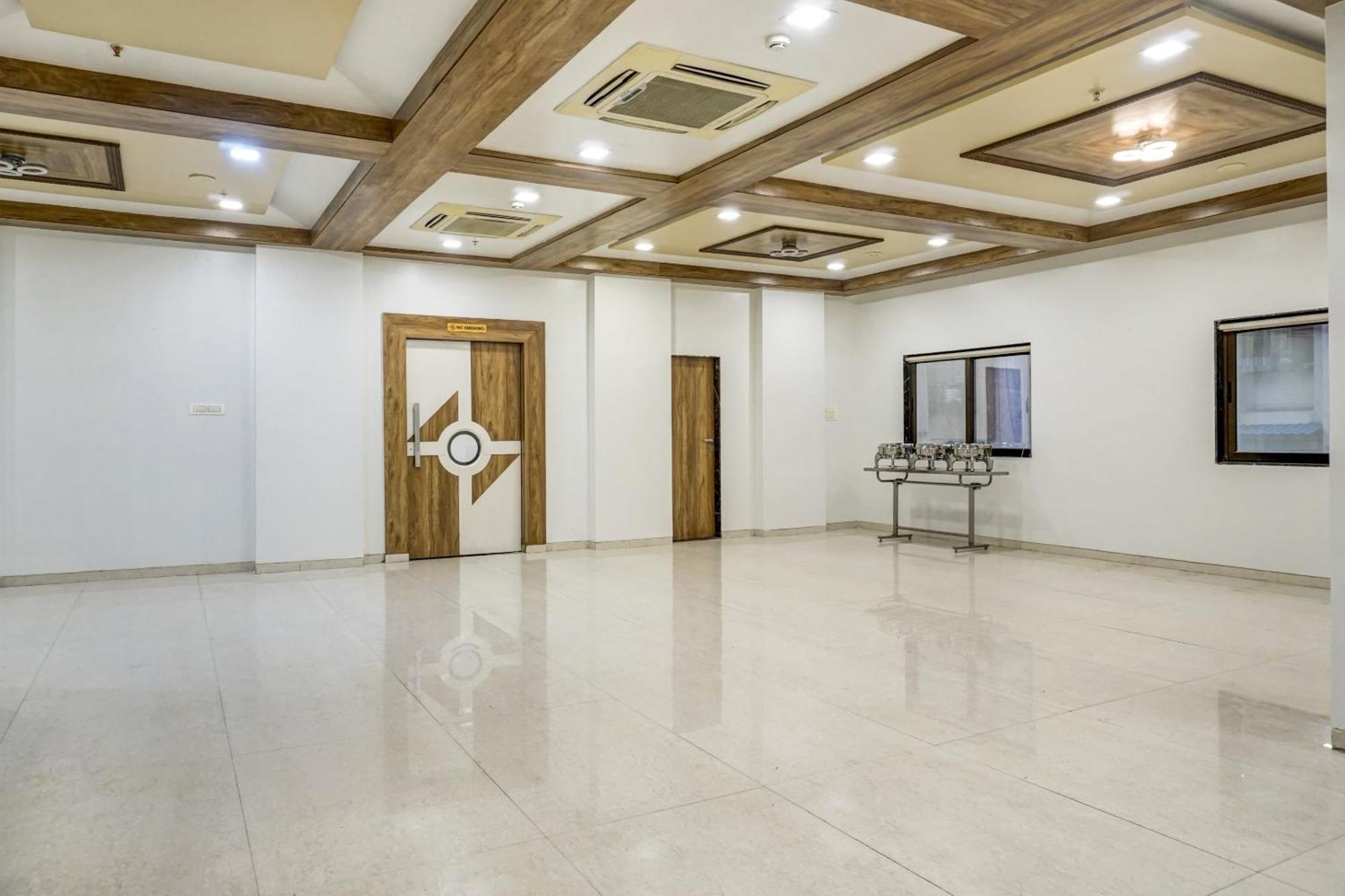 Super Townhouse Oak Regal Inn Near Sant Tukaram Nagar Metro Station Pimpri-Chinchwad Exterior photo