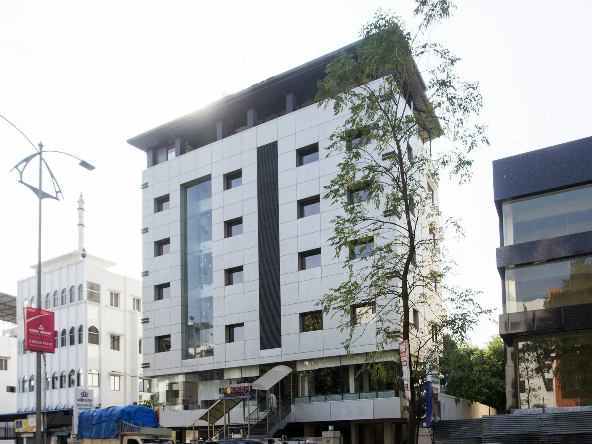 Super Townhouse Oak Regal Inn Near Sant Tukaram Nagar Metro Station Pimpri-Chinchwad Exterior photo